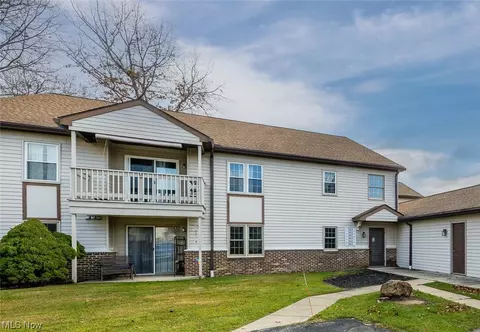 5619 Gateway Ln #110, Brook Park, OH 44142
