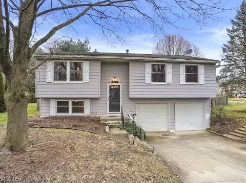 371 Michaels Dr, Kent, OH 44240