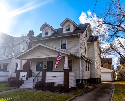352 Hillwood Dr, Akron, OH 44320