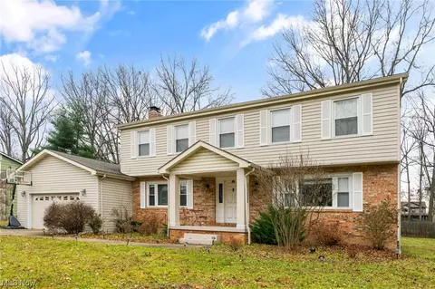 5221 Sampson Dr, Girard, OH 44420
