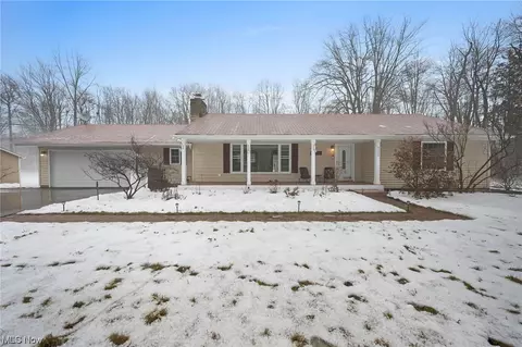 4909 W Woodcrest Dr, Chagrin Falls, OH 44022