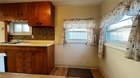 316 Winckles St, Elyria, OH 44035 photo 8