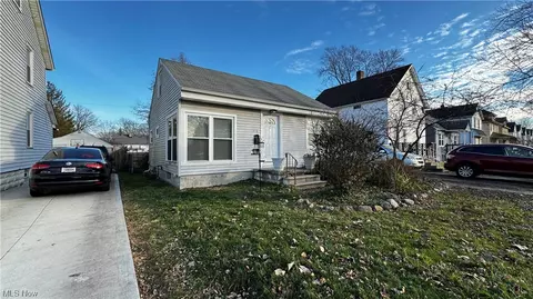 316 Winckles St, Elyria, OH 44035 photo 2