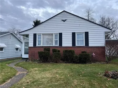 1123 Gorley St, Uhrichsville, OH 44683