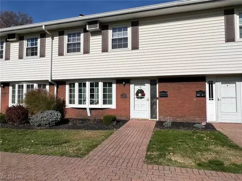 11 Meadowlawn Dr #10, Mentor, OH 44060