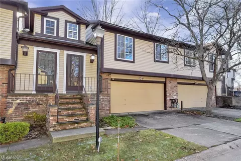 113 Greenbriar Ct #113, Euclid, OH 44143