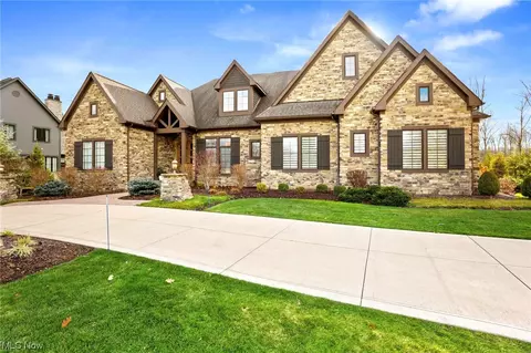 735 Club Dr, Aurora, OH 44202