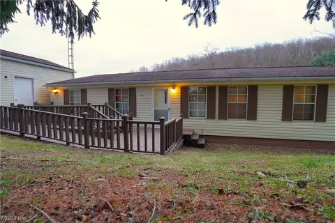 9450 Muckley Dr SE, Waynesburg, OH 44688