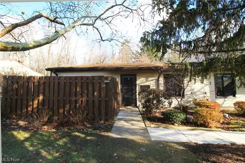 15126 Pine Valley Trl, Middleburg Heights, OH 44130