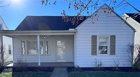 908 41st St, Vienna, WV 26105