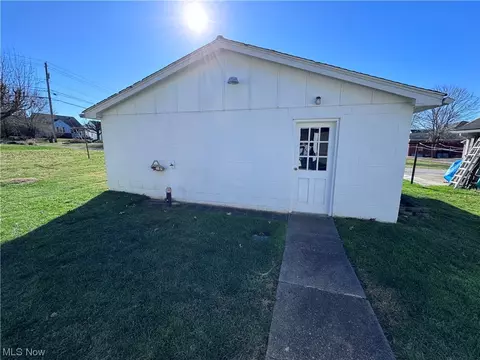908 41st St, Vienna, WV 26105 photo 4