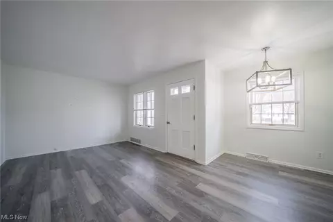 523 Eastern Heights Blvd, Elyria, OH 44035 photo 9