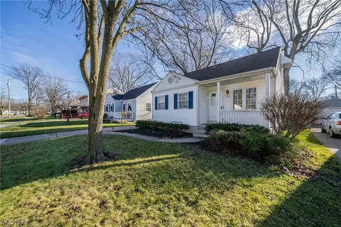 523 Eastern Heights Blvd, Elyria, OH 44035 photo 2
