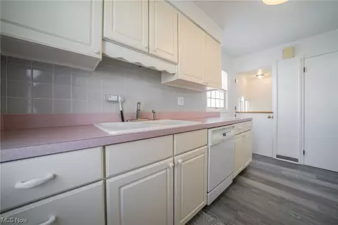 523 Eastern Heights Blvd, Elyria, OH 44035 photo 4