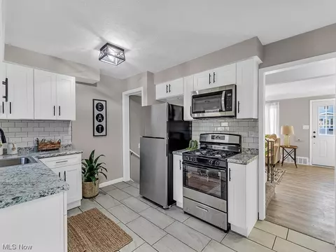 835 E 216th St, Euclid, OH 44119 photo 5