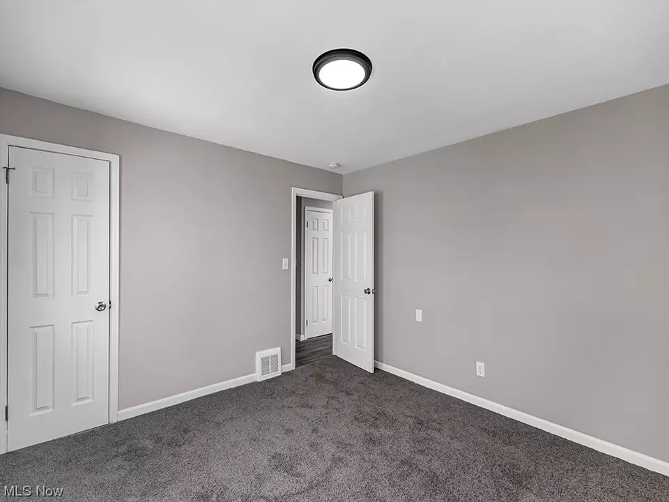  835 E 216th St, Euclid, OH 44119 photo 11