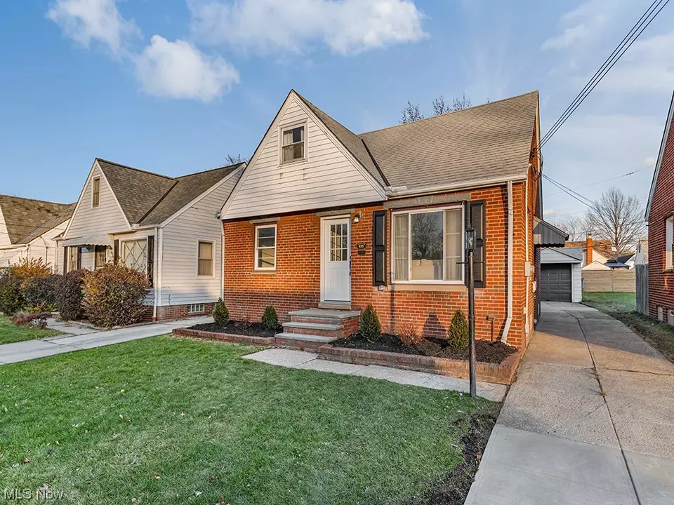  835 E 216th St, Euclid, OH 44119 photo 2