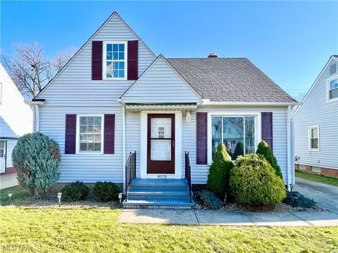 4579 Forest Edge Dr, Brooklyn, OH 44144