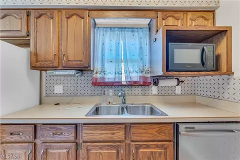 672 E 241st St, Euclid, OH 44123 photo 7