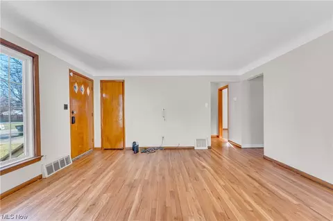 672 E 241st St, Euclid, OH 44123 photo 5