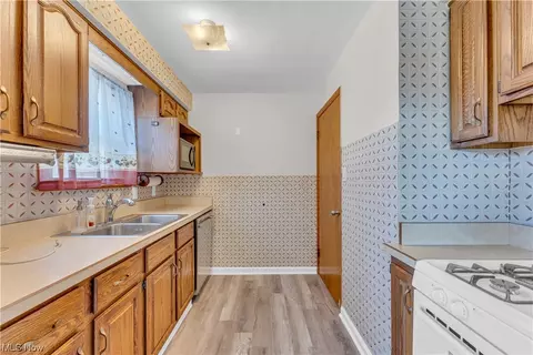 672 E 241st St, Euclid, OH 44123 photo 8