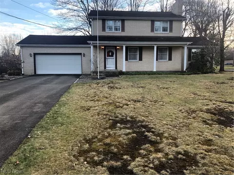 923 Dogwood Dr, Hubbard, OH 44425