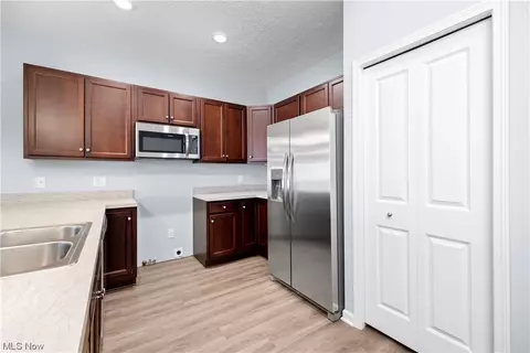 Kitchen - 213 Silver Spring Cir, Elyria, OH 44035 photo 4 of 6
