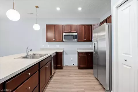Kitchen - 213 Silver Spring Cir, Elyria, OH 44035 photo 3 of 6