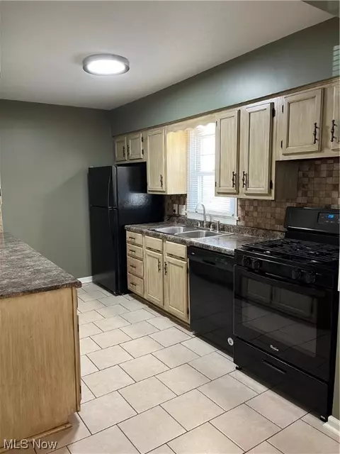 1405 40th St NW, Canton, OH 44709 photo 2