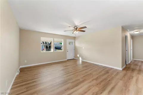 594 Keys Dr, Elyria, OH 44035 photo 3