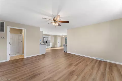 594 Keys Dr, Elyria, OH 44035 photo 2