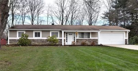 8015 Swallow Dr, Macedonia, OH 44056