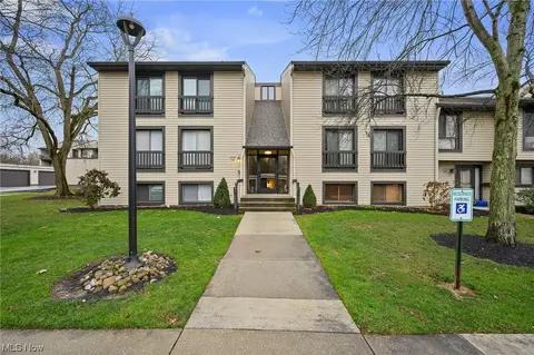 6310 Greenwood Pkwy #101, Sagamore Hills, OH 44067