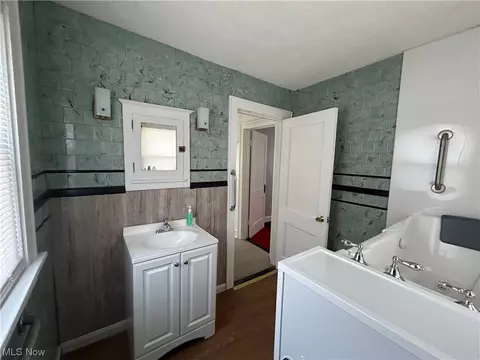 Bath - 127 E Wilbeth, Akron, OH 44301 photo 3 of 4