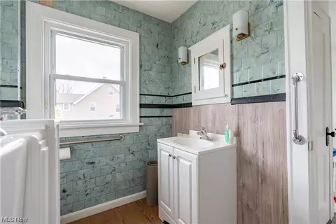 Bath - 127 E Wilbeth, Akron, OH 44301 photo 1 of 4
