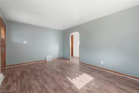 375 Hawthorne St, Elyria, OH 44035 photo 4