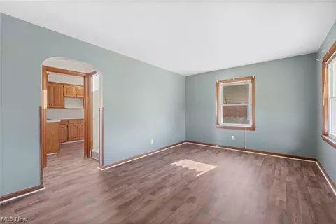 375 Hawthorne St, Elyria, OH 44035 photo 5
