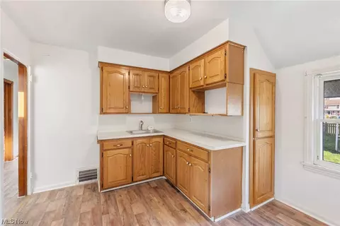 375 Hawthorne St, Elyria, OH 44035 photo 6