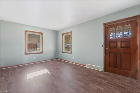 375 Hawthorne St, Elyria, OH 44035 photo 2