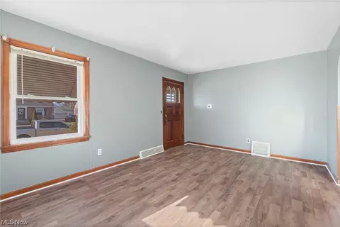 375 Hawthorne St, Elyria, OH 44035 photo 3