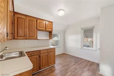 375 Hawthorne St, Elyria, OH 44035 photo 8