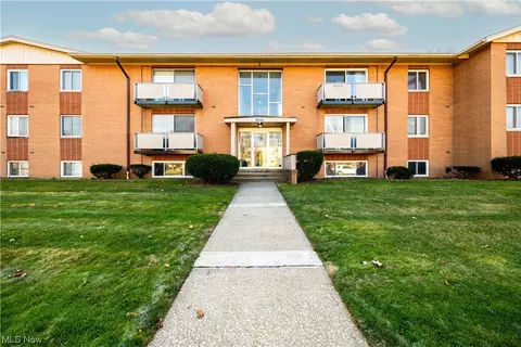 22065 River Oaks Dr #C5, Rocky River, OH 44116