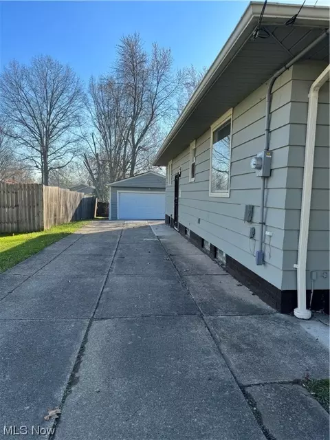 14904 Summit Ave, Maple Heights, OH 44137 photo 3