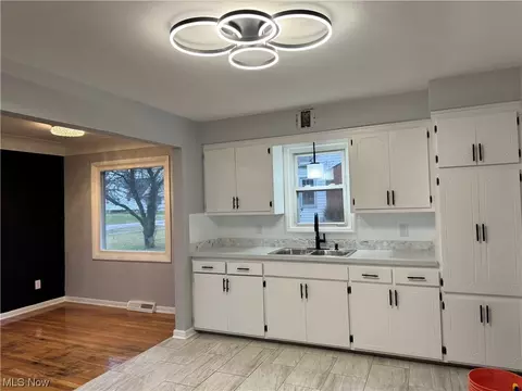 14904 Summit Ave, Maple Heights, OH 44137 photo 4