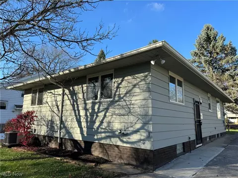 14904 Summit Ave, Maple Heights, OH 44137 photo 2