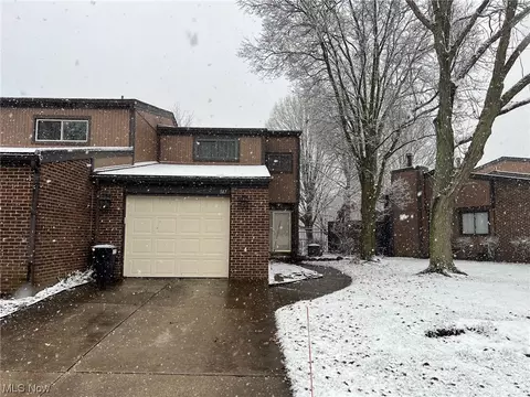 947 Morningstar Dr, Akron, OH 44307