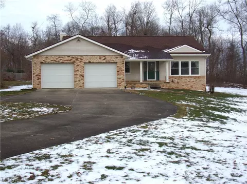 5561 Meadow Creek Cir, Hartville, OH 44632
