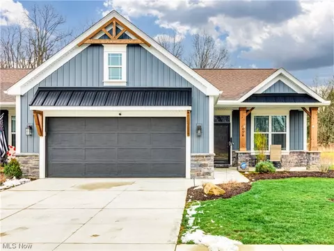 434 Meadow Trail Apt 25 SW, Hartville, OH 44632