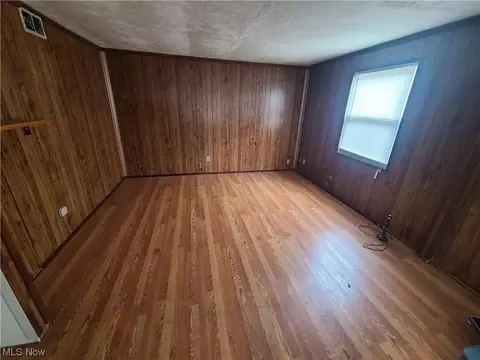 164 Clinton Ave, Elyria, OH 44035 photo 5