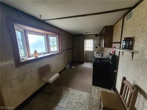 164 Clinton Ave, Elyria, OH 44035 photo 2